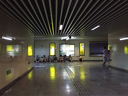 停电后,市民到轨道鹅岭站乘凉.