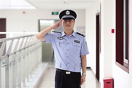 垫江县公安局治安管理大队大队长赵明义 本组图片由市公安局供图