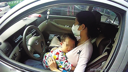 重庆辣妈单手扶方向盘边开车边喂奶