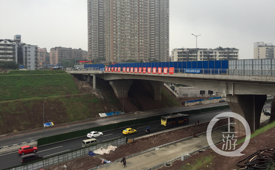 人员已经在进行花岗岩道牙的铺装,这条辅路紧邻加油站和金城国际支路