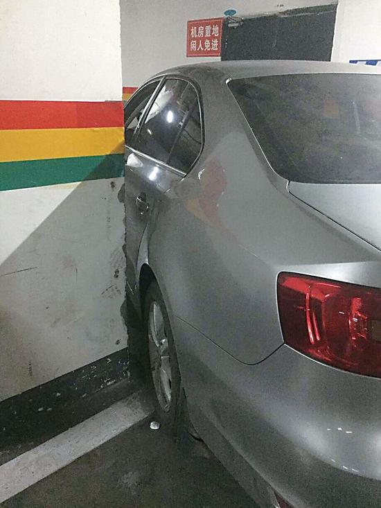 花了近20分钟才转过弯,车还被墙壁擦挂了.