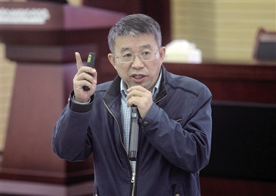 上海市建平中学校长程红兵作主题发言. 本报记者 高科 摄