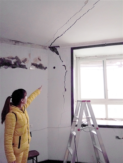 业主家墙体最大裂缝长达4cm.