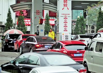 昨日,车子在加油站排队加油. 本报记者 雷键 摄