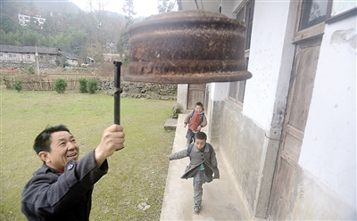 每天上课前,杨老师都会亲自敲响钟声.