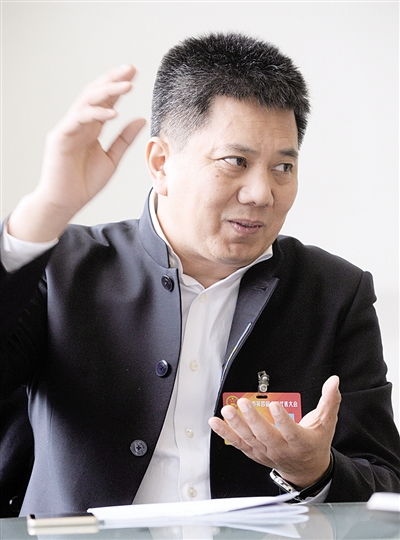 市人大代表黄一峰: 年轻村民能就业 留守老人有钱挣