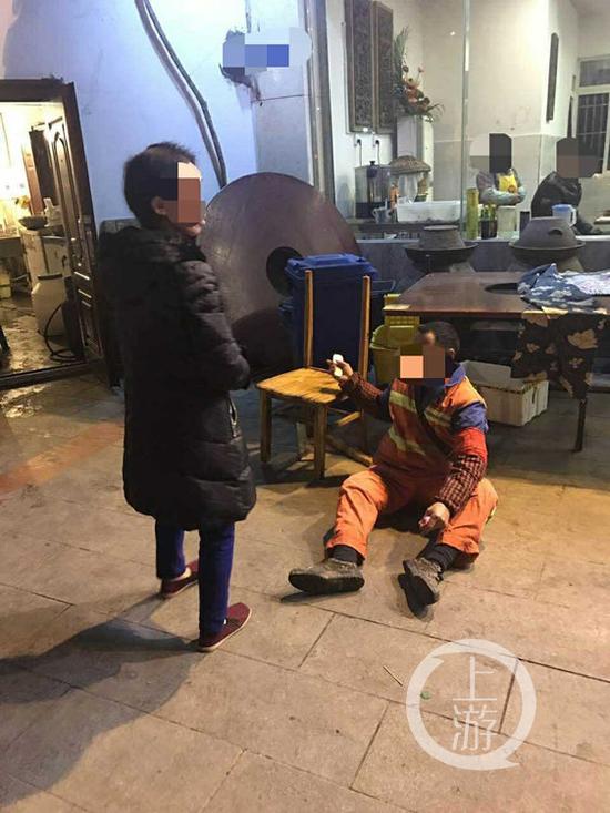 可就在这开张大吉的第一天,却遇上了一件倒霉的事:有人上门来"要债".