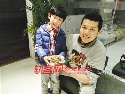 重庆:9岁小男孩成"小厨神" 厨艺堪比专业厨师