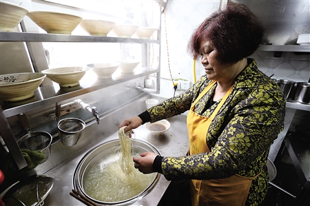 重庆63岁潮老太的微生活 网上接单染紫色头发