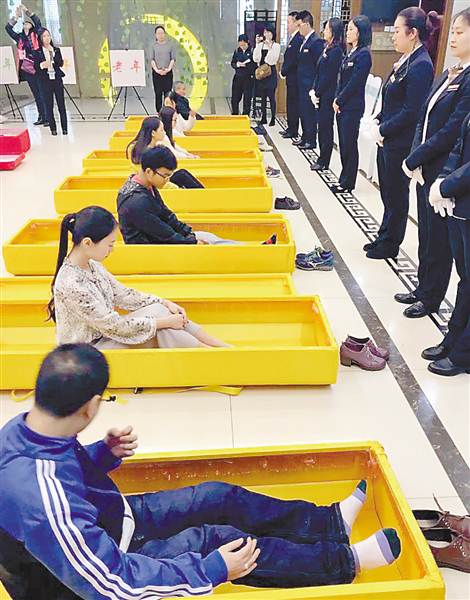 重庆市民躺进棺材体验死亡13具棺材睡满人