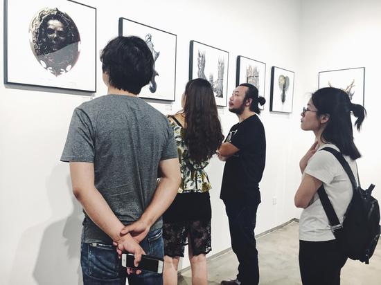 艺术家简介:罗烜艺术家/插画家/导演/摄影师曾参与英国国宝级艺术家