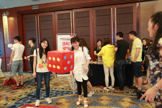 抢购会现场与客户一起进行游戏互动