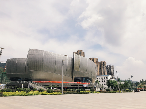 【垫江县体育馆外广场实景图