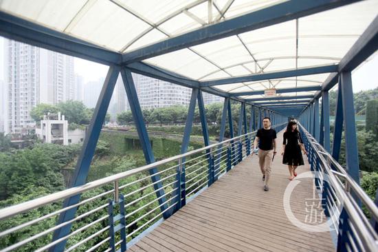 为方便业主进出重庆一小区建30米高空中走廊