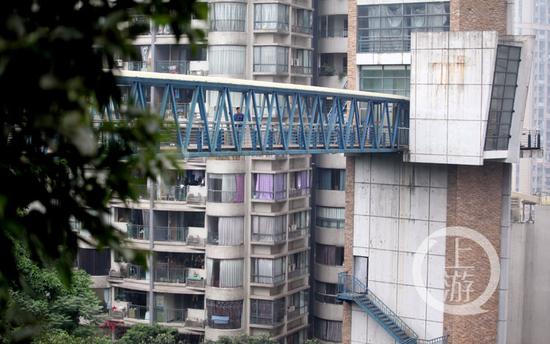 为方便业主进出重庆一小区建30米高空中走廊
