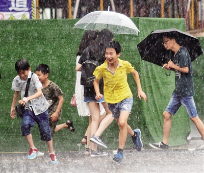 昨日下午,北城天街突降暴雨,市民奔跑避雨. 本报记者 高科 摄