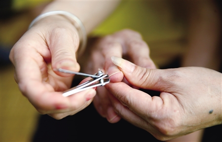 智慧在给 公公剪指甲