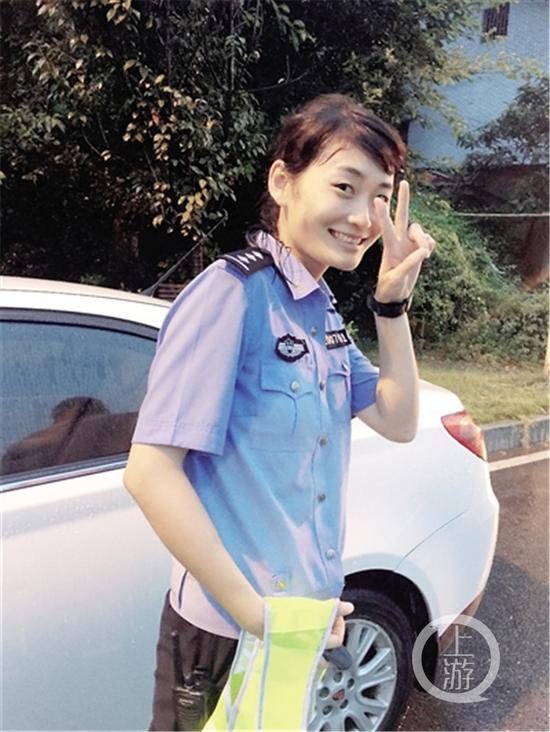 交通堵塞她奋力推车 被赞重庆最美女交警
