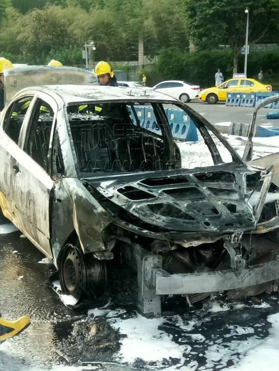 重庆一出租车当街自燃 二十分钟成空壳(图)