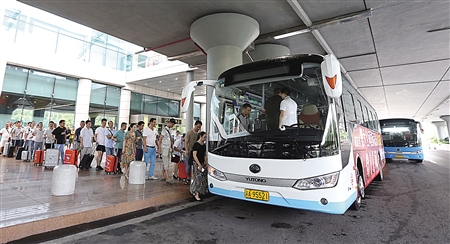 乘客排队坐摆渡车前往t3航站楼 首席记者 钟志兵 摄重庆商报
