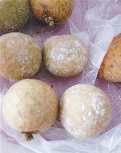 龙眼放两天就起了层白灰种植户可能霉变了