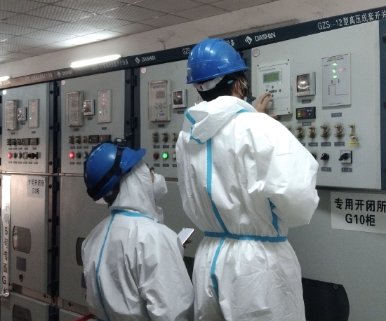 国网重庆市北供电公司工作人员为方舱医院开闭所设备进行巡检勘察
