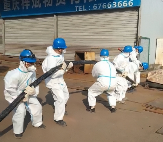 国网重庆市北供电公司工作人员为方舱医院开闭所设备进行巡检勘察