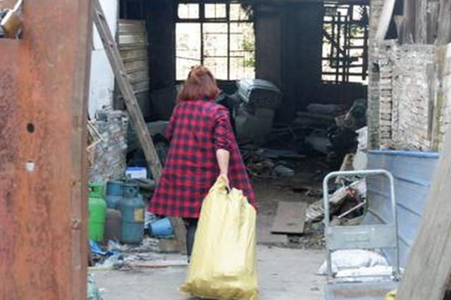 重庆美女辞掉万元月薪工作 扛着麻袋收废品