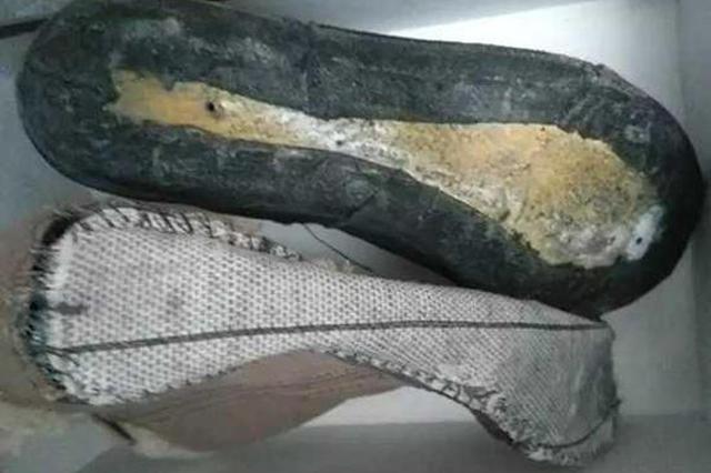 女子收到前男友的快递 打开后居然是一双破鞋