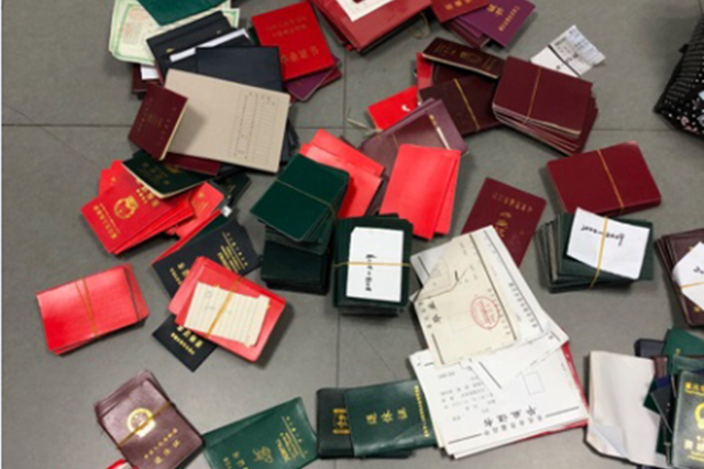 他家里各种"证件"一大堆
