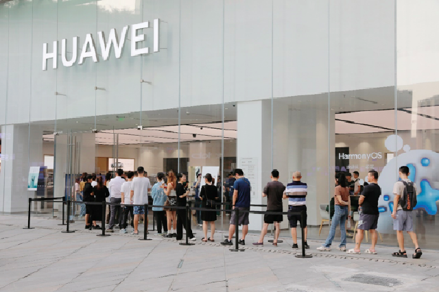 华为门店再现排队盛况，华为Mate 60 Pro引发抢购热潮
