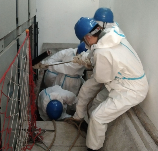 国网重庆市北供电公司工作人员为方舱医院开闭所设备进行巡检勘察