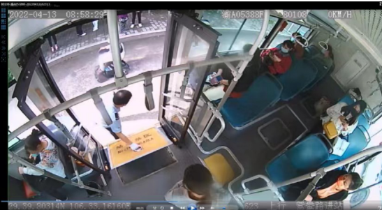 徐圳燚在后门处打开盖板.(来源:两江公交二分公司)