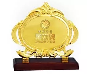 首届星云奖金奖奖杯样式,中间镶嵌纯金标识