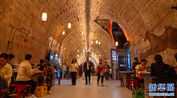 8D重庆在地下打造“超级火锅店”