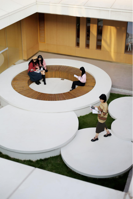 (永川图书馆新馆户外阅读区 摄影:吕游)