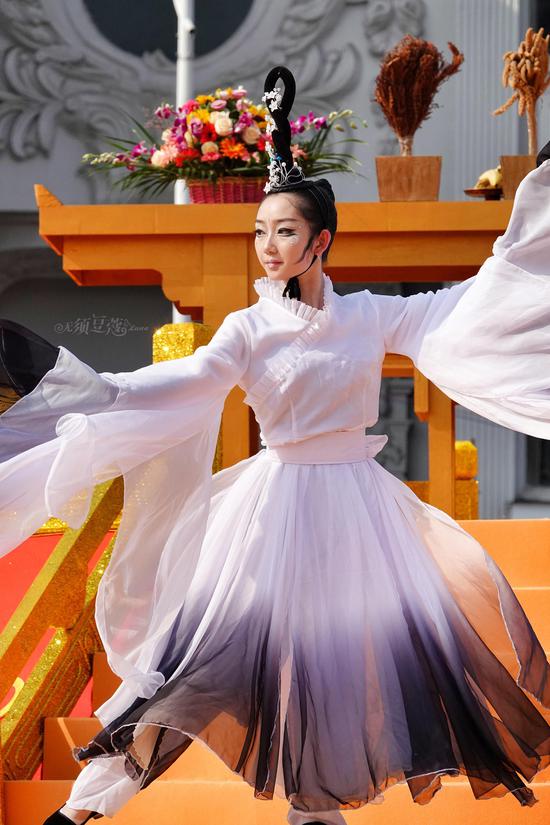 大v@无须豆蔻 所拍摄的阴天子娶亲街头大巡游