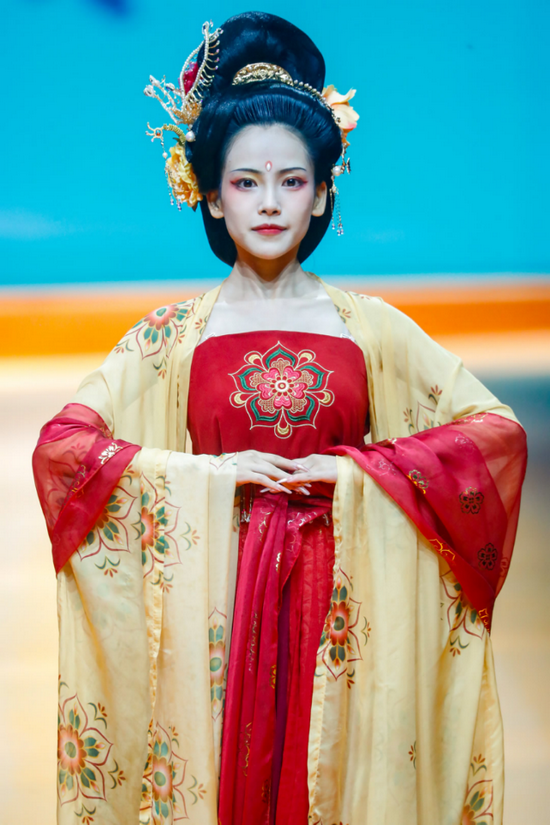 2021中国重庆国际时装周第四天:国风汉服大秀暨渝派服装专场秀 闪亮