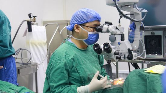 任毅主任手术时经蒋叔同意后,任毅主任马上带领多位医生经过详尽的术