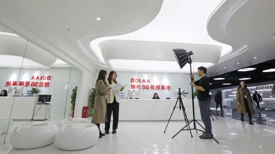 影视团队在博拉网络视频基地进行短视频拍摄。(罗斌/摄)