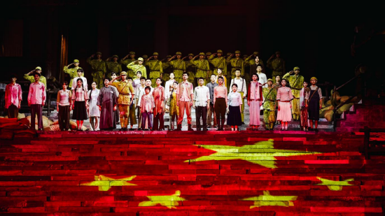 大型红色舞台剧《重庆·1949》 重庆1949大剧院供图