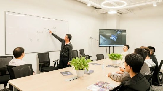 海王星数字文创园C区5楼一间会议室里,七八位青年围坐一桌,探讨着数字座舱应用场景。(黄维正/摄)