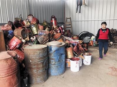 堆放在库房里的废旧油漆桶.