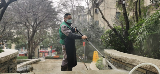 环境整治是焕新的第一步,1月26日上午10时,重庆万科物业的保洁团队对