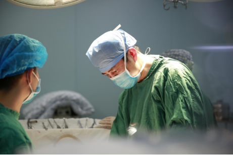 重庆华美技术院长,颌面整形专家潘宝华医生手术中