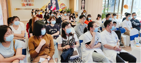 生活麻辣烫邬鲜鲜选择重庆普瑞眼科医院摘镜术后重获睛彩