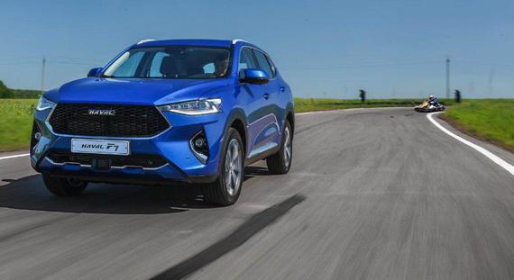 左右,但得益于超低的底盘,在过弯时,会产生类似f1赛车转向时那样的横