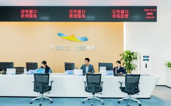 两江软件园政务惠企E站连通星系列楼宇大数据党群服务中心,一同为园区企业“保驾护航”。(黄维正/摄)