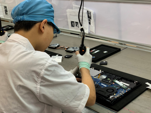 广达电脑重庆工厂雷神第5代911新品装配现场