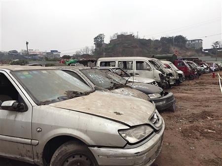 停车场里的"僵尸车"等待处理 记者 韩政 摄